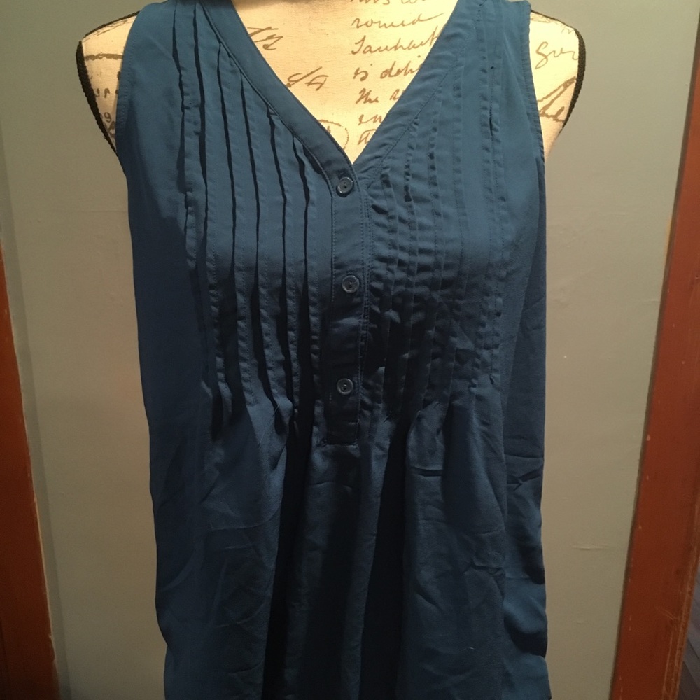 Set of 2 sleeveless women’s tees